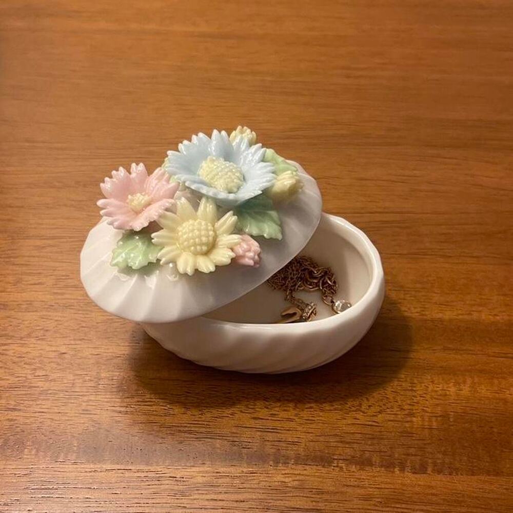Norcrest Vintage 1930s Porcelain Trinket Box Jewelry Storage 2 in White 🤍